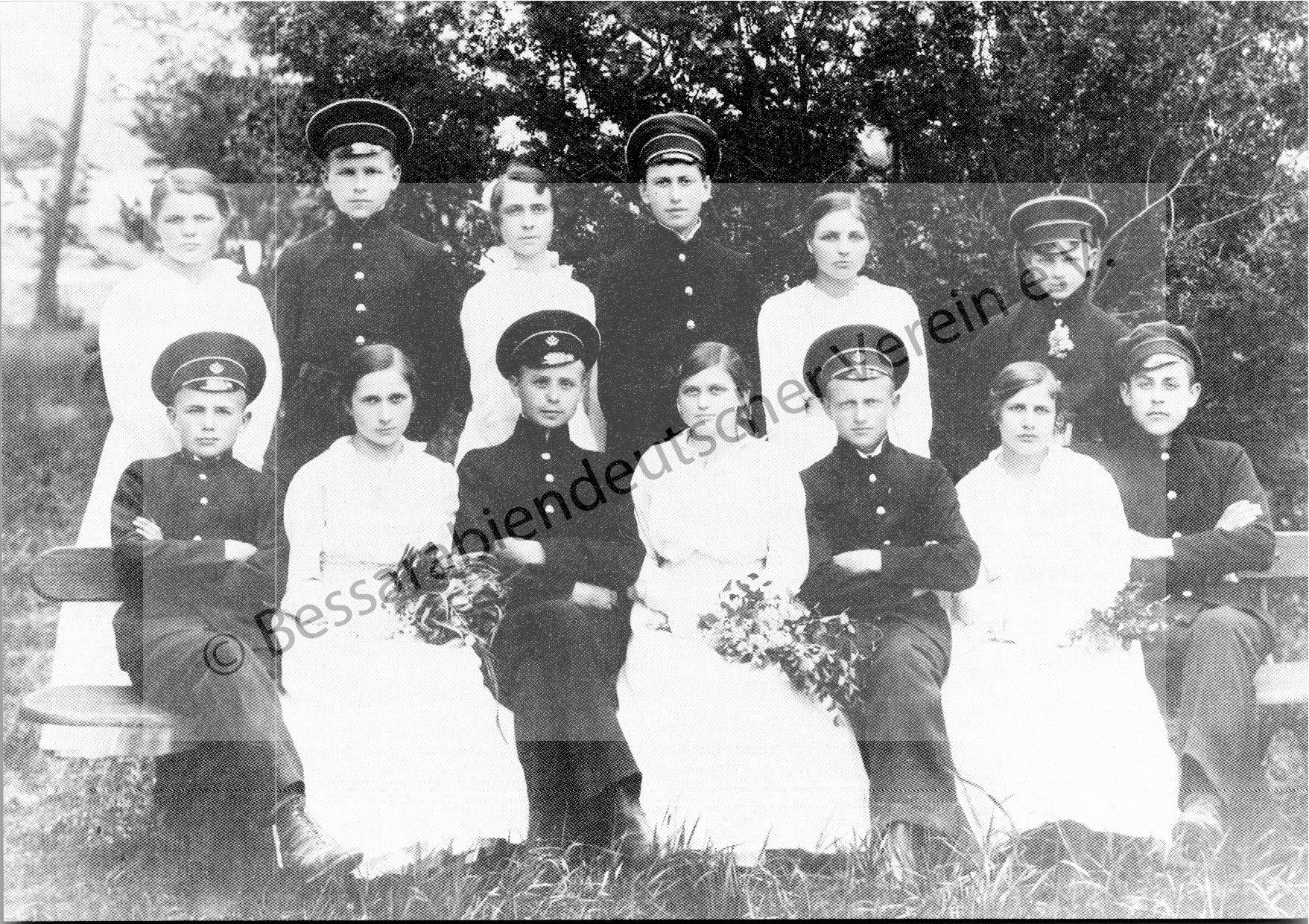 Postkarte - Schülerinnen und Schüler des Knaben- und Mädchengymnasiums Tarutino ca. 1913