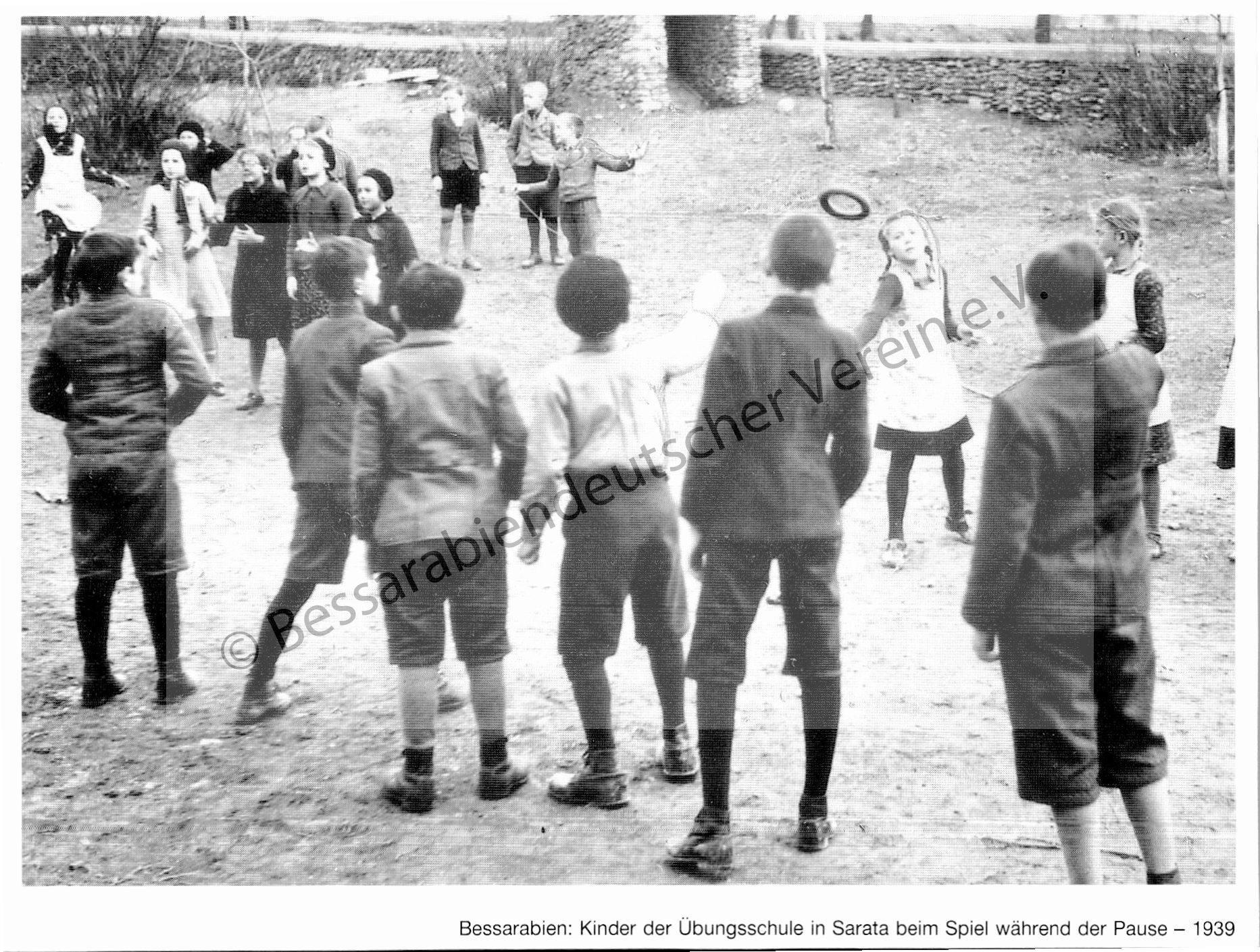 Postkarte - Kinder der Übungsschule in Sarata beim Spiel während der Pause 1939