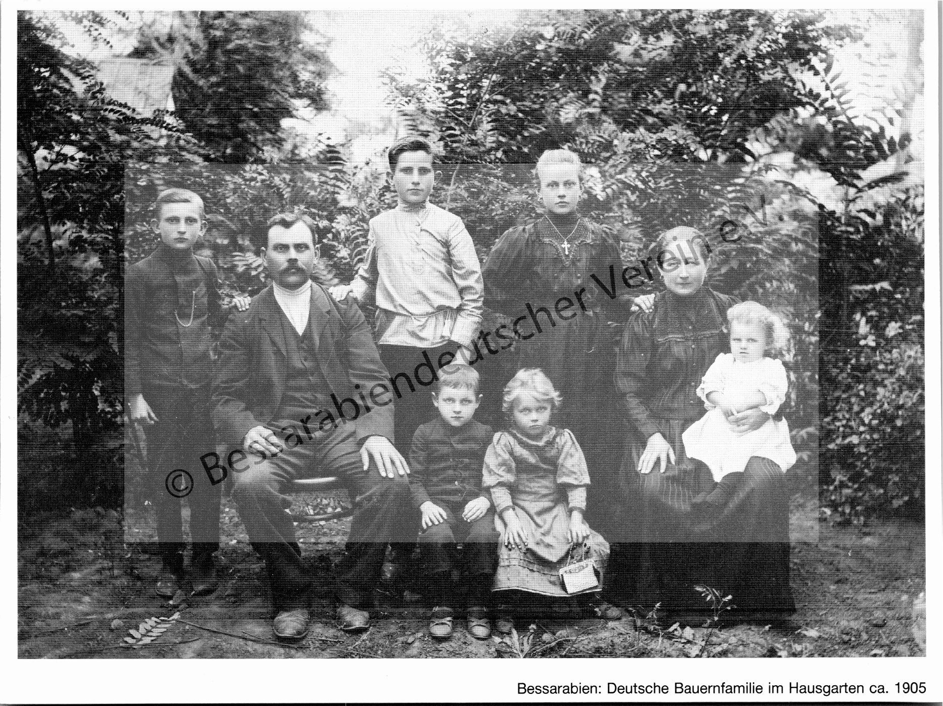 Postkarte - Deutsche Bauernfamilie im Hausgarten ca. 1905