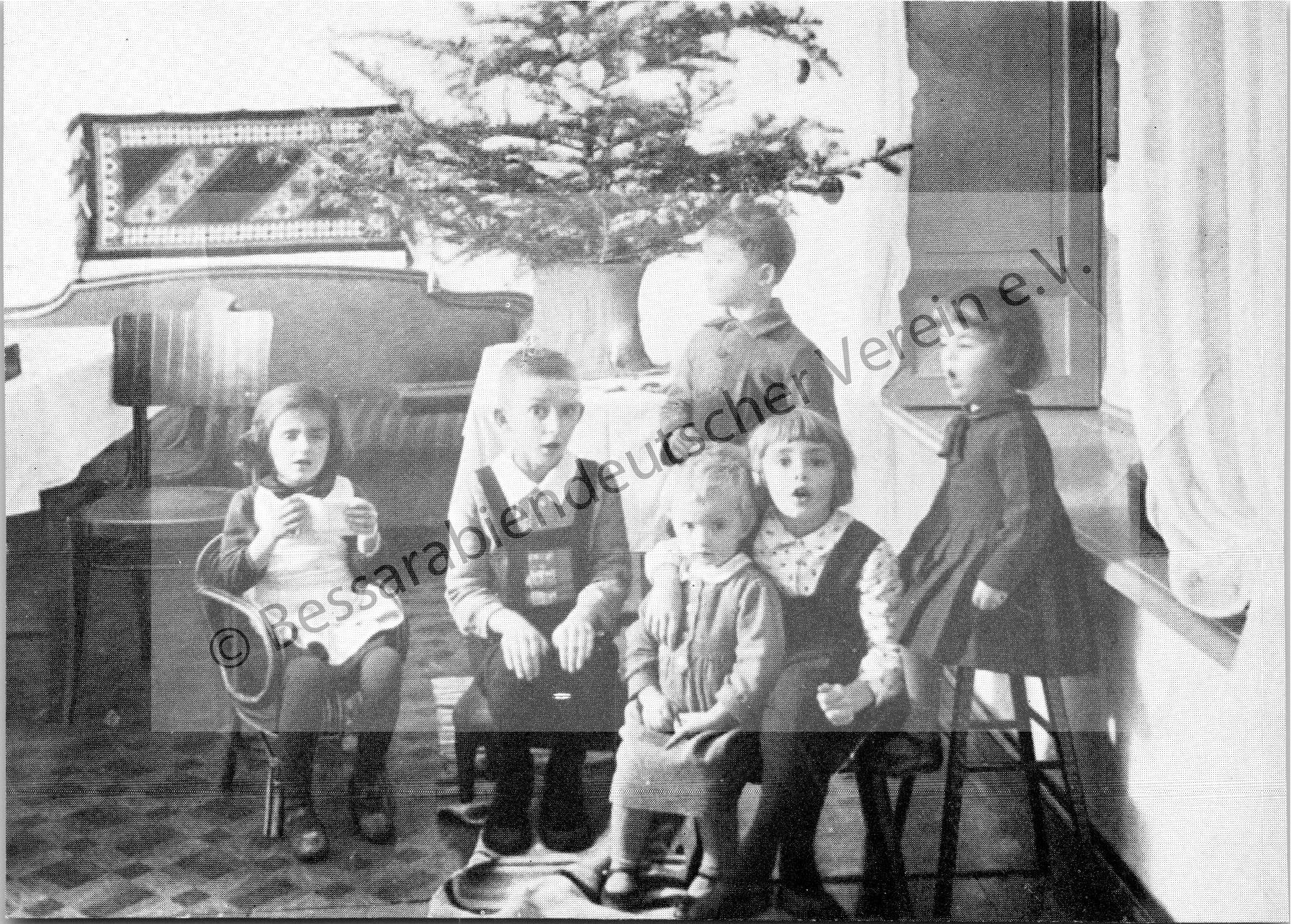 Postkarte - Weihnachtslieder erschallen unter dem Christbaum