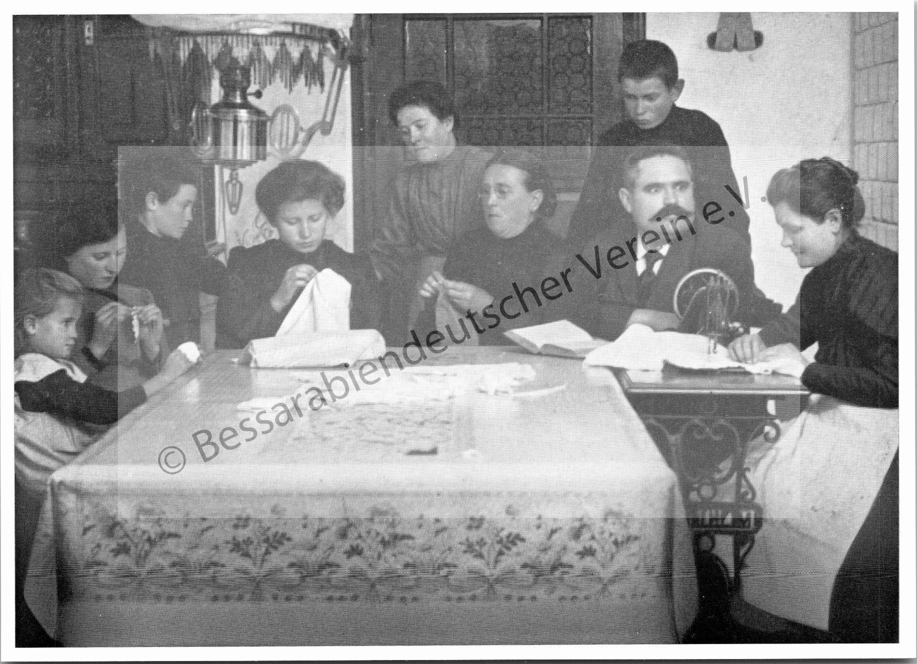 Postkarte - Im Familienkreis an einem Winterabend in Paris ca. 1912
