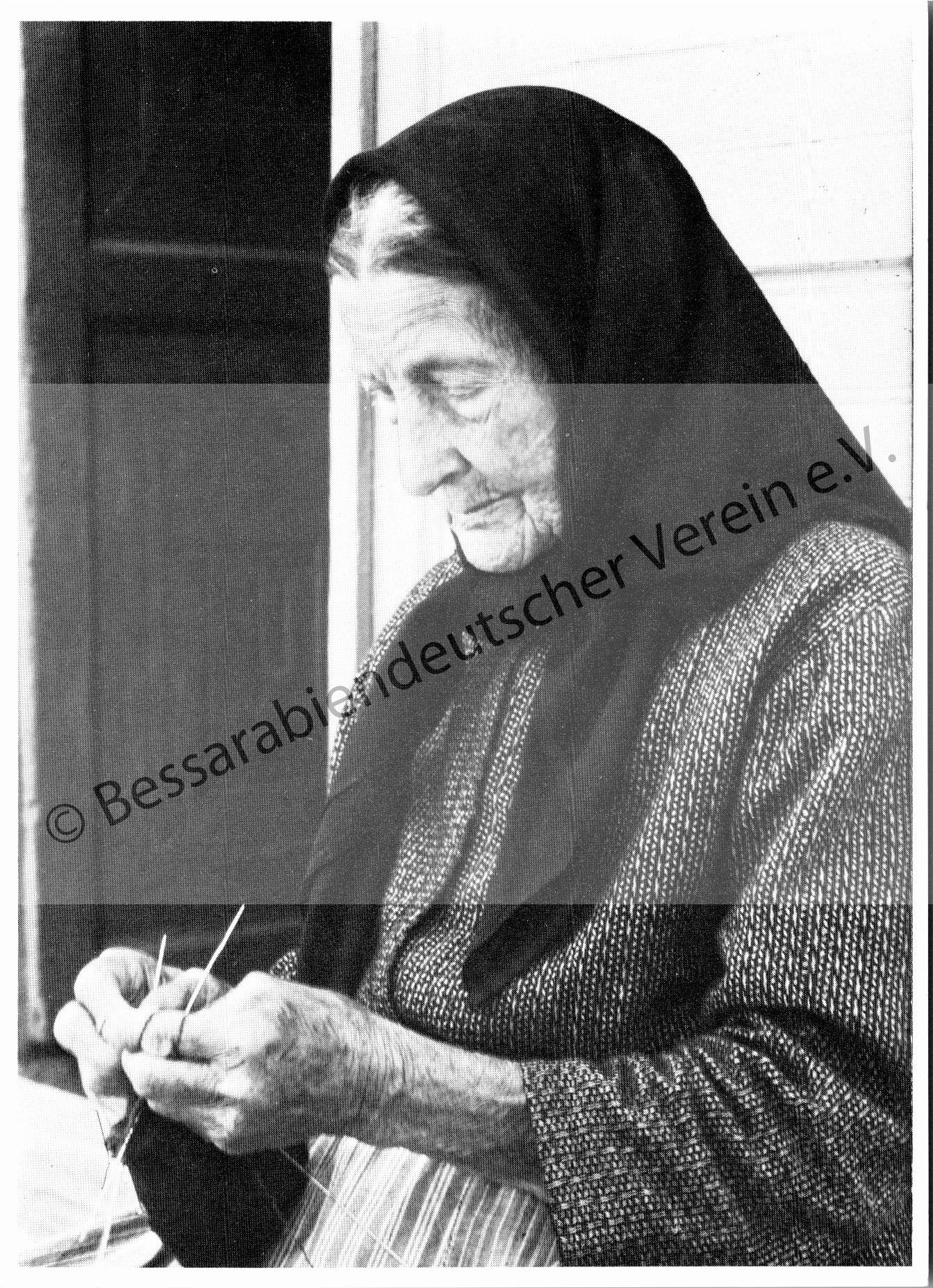 Postkarte - Großmutter beim Stricken