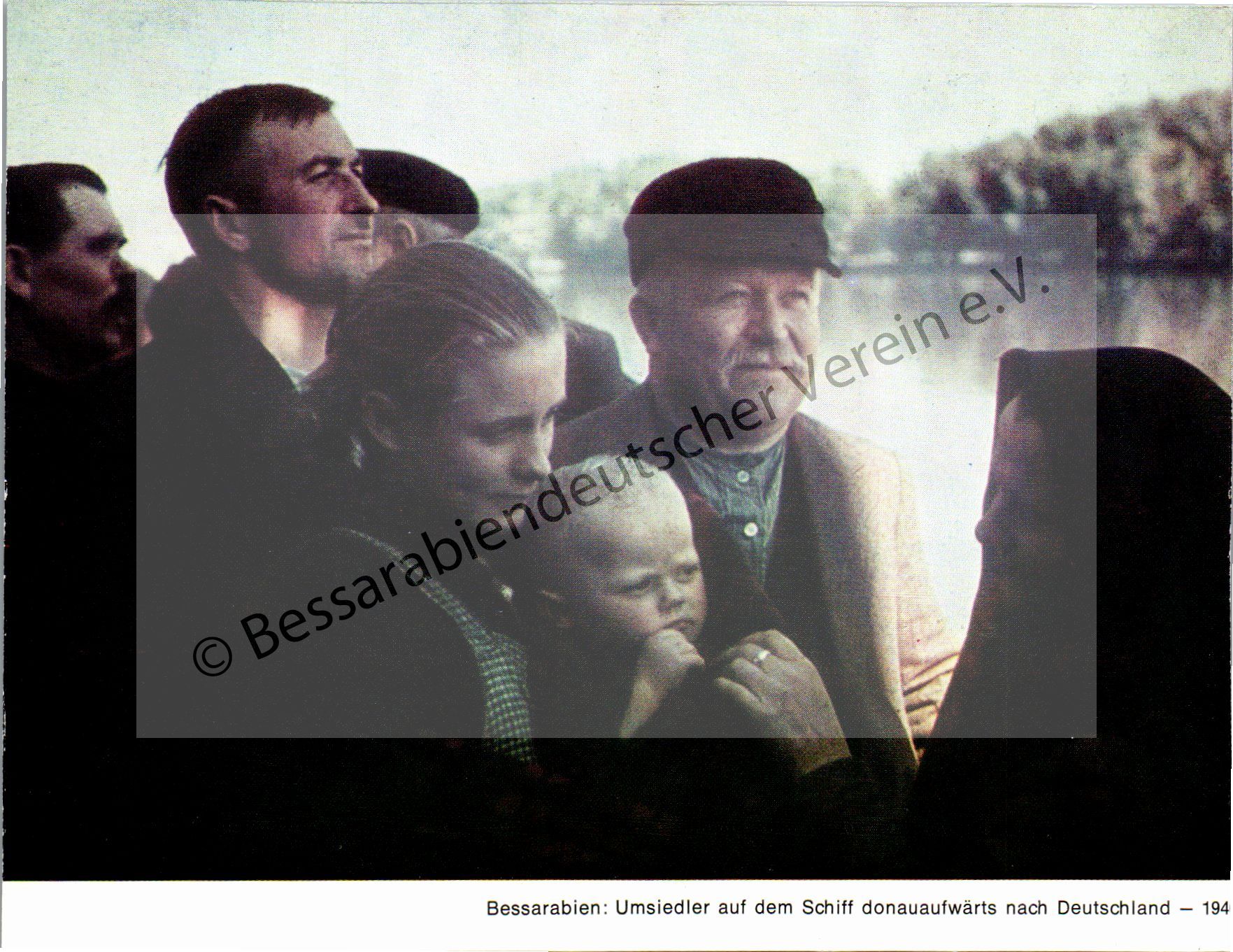 Postkarte - Umsiedler auf dem Schiff donauaufwärts nach Deutschland 1940