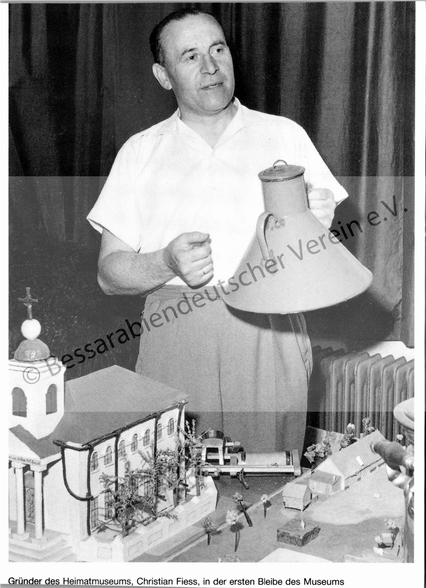 Postkarte - Gründer des Heimatmuseums Christian Fiess ... am Charlottenplatz in Stuttgart