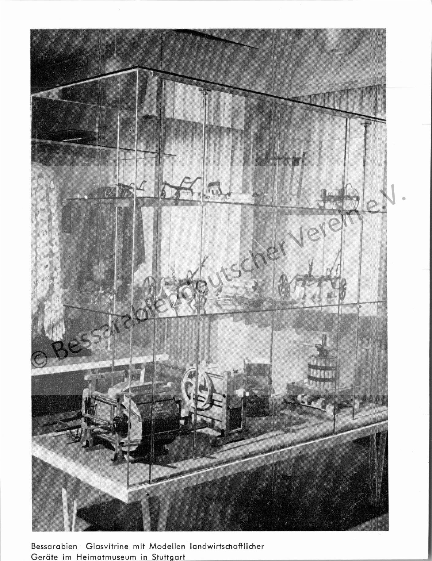 Postkarte - Glasvitrine mit Modellen landwirtschaftlicher Geräte im Heimatmuseum in Stuttgart