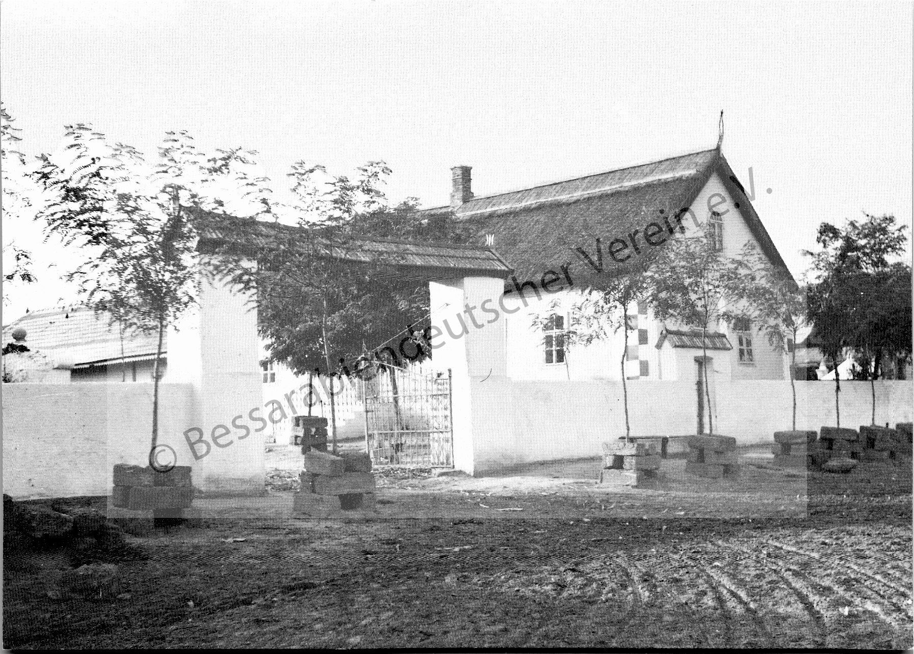 Postkarte - Krasna, Hofeinfahrt bei einem deutschen Bauern