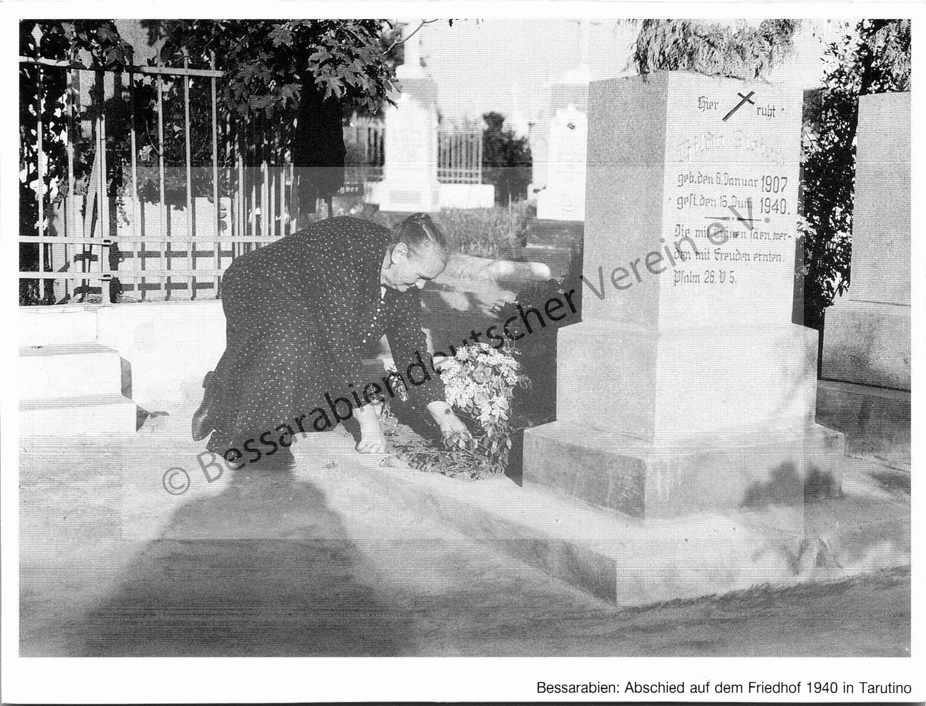 Postkarte - Abschied auf dem Friedhof 1940 in Tarutino