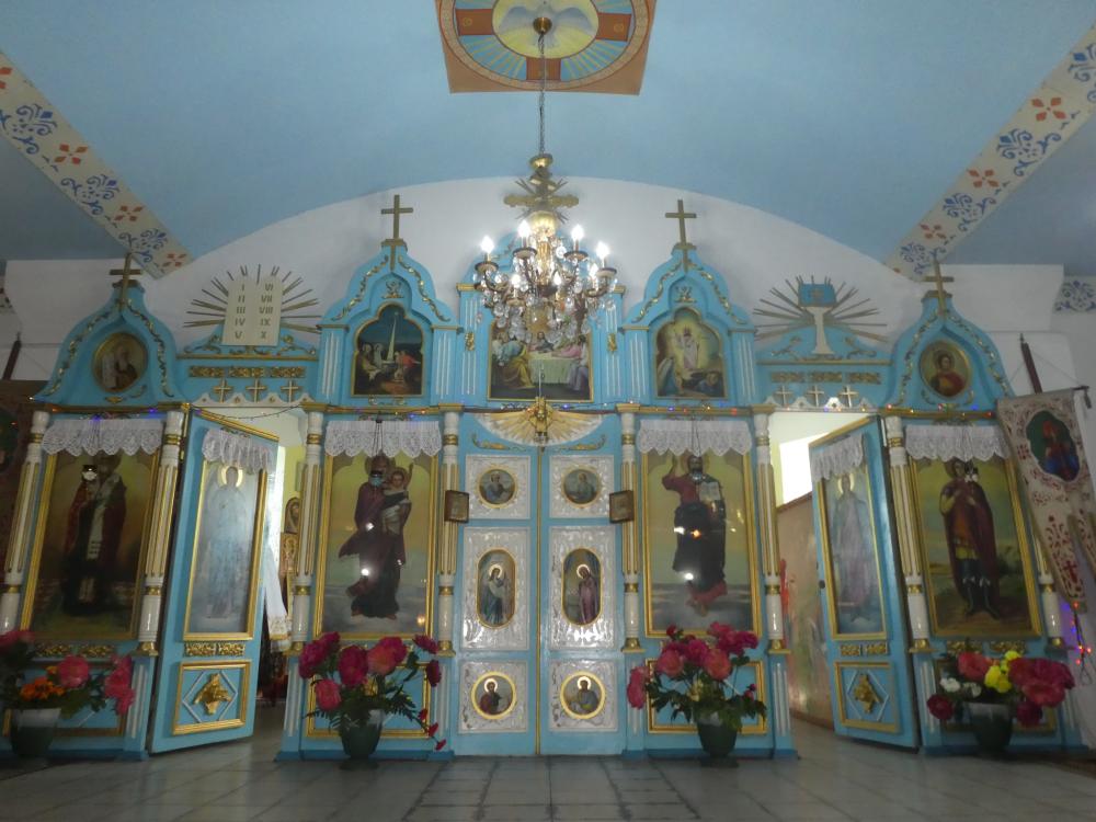  Die Ikonostase (eine reich verzierte Bilderwand, die in orthodoxen Kirchen das Kirchenschiff vom Altarraum trennt) in der ehemaligen katholischen Kirche von Emmental