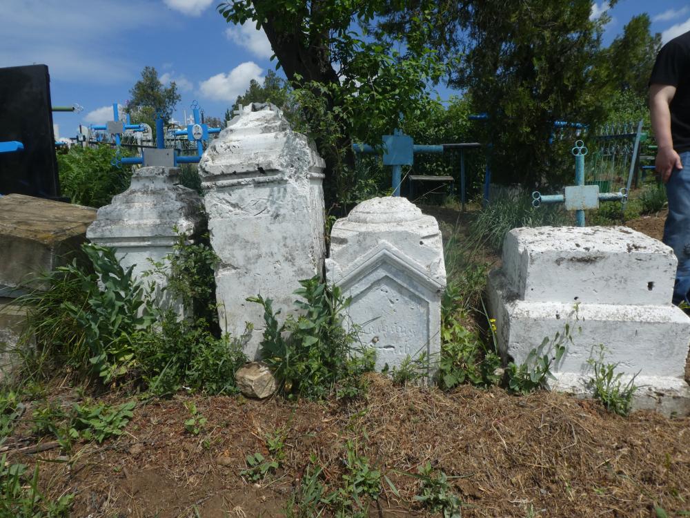 Grabsteine deutscher Siedler auf dem Emmentaler Friedhof.
