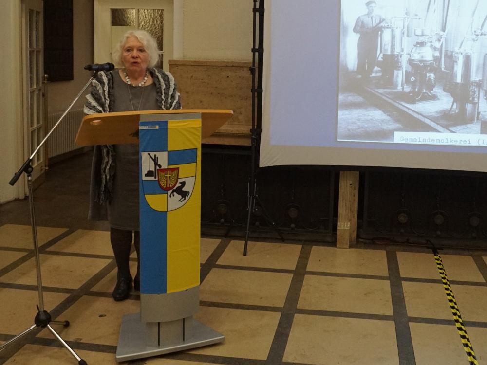 Brigitte Bornemann stellt die Ausstellung vor