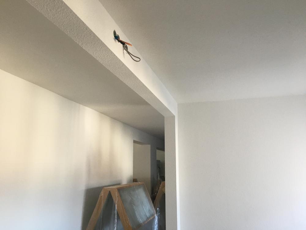 Aus dem Leitungskanal ragen  schon die vorbereiteten Anschlüsse  für den Deckenbeamer, die  Malerarbeiten sind Mitte Februar hier abgeschlossen. 