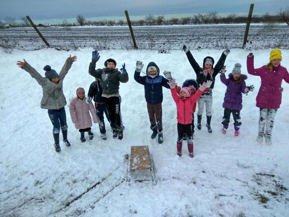 Draußen im Schnee spielen