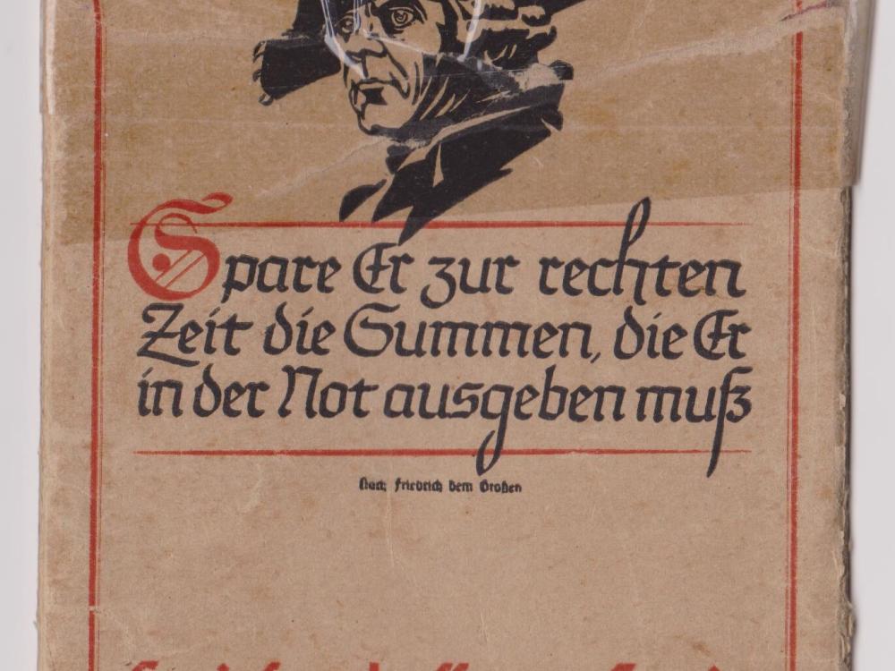Das Sparkassenbuch Elvira Timms mit Hülle...
