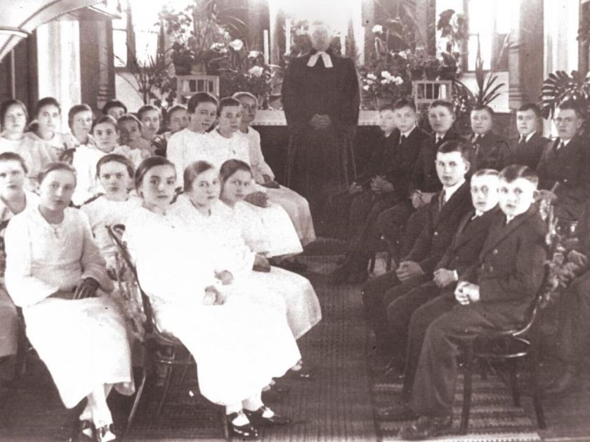 Konfirmanden in der Kirche