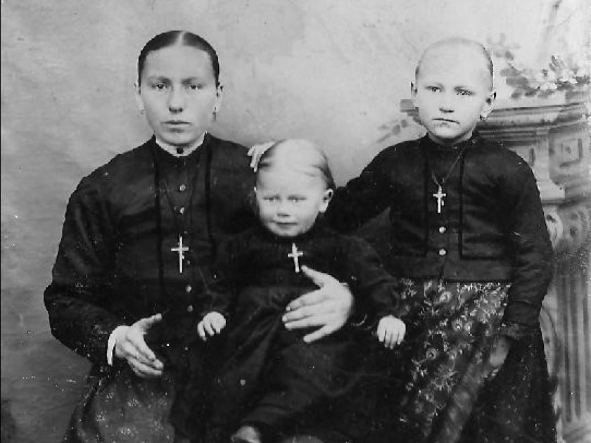 Euphenia Ternes mit Töchtern Theresia und Armelia