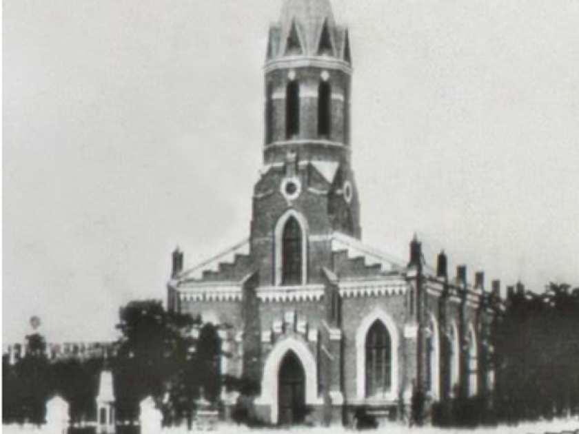 Kirche in Paris von vorne