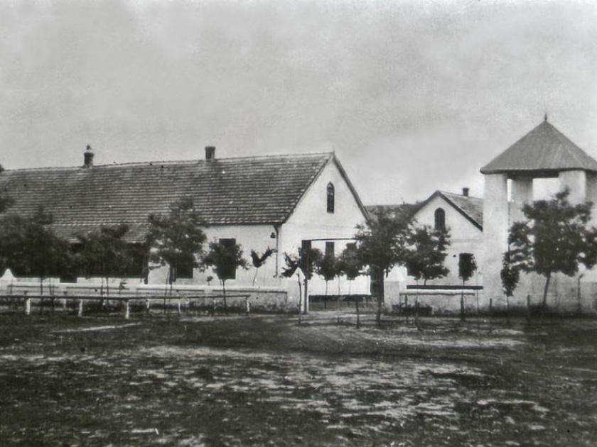 Schule mit Glockenturm