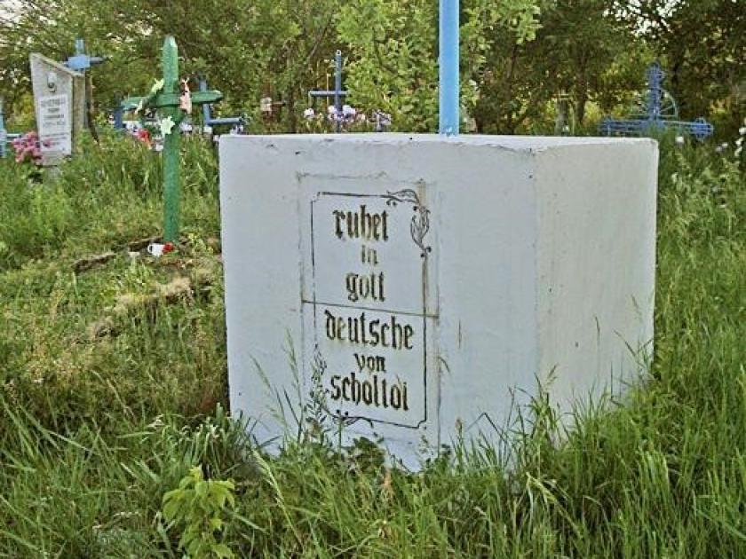 Denkmal an die ehemaligen deutschen Bewohner auf dem Friedhof