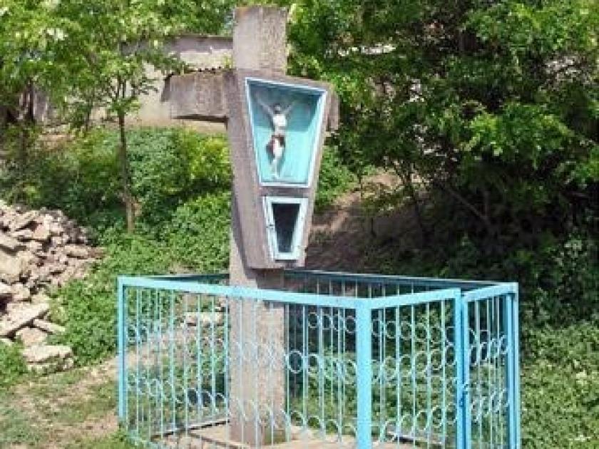 Denkmal an die ehemaligen deutschen Bewohner an der Kirche