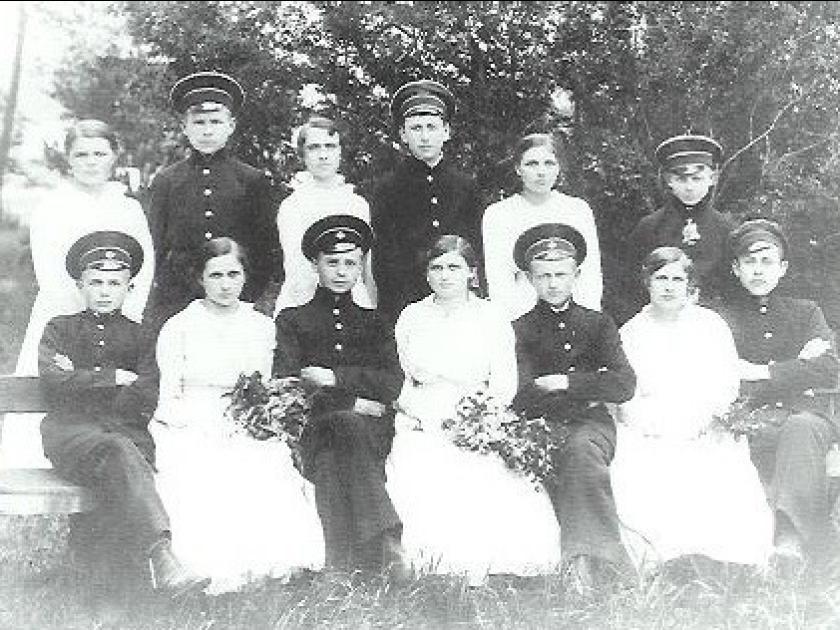 Bild von ca. 1913: Schülerinnen und Schüler des Knaben- und Mädchengymnasiums Tarutino