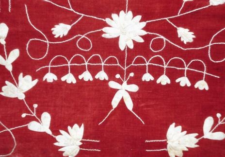 Rotes Samtkissen mit weißer Seidenstickerei - mit Seide unserer Seidenraupen