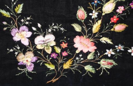 Schwarzes Samtkissen mit bunter Seidenstickerei