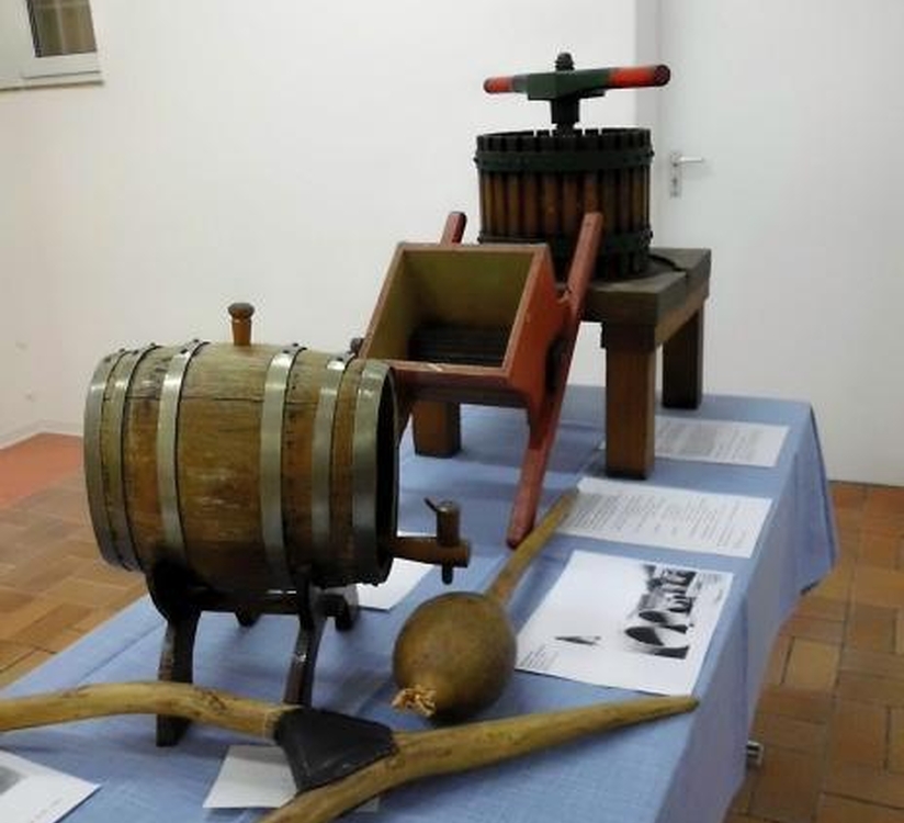 Weinbau in Bessarabien: Hier zu sehen sind Modelle einer Weinpresse und einer Traubenmühle. Der Flaschenkürbis diente als Weinzieher, der gabelige Pflanzstock zum Einsetzen der Reben
