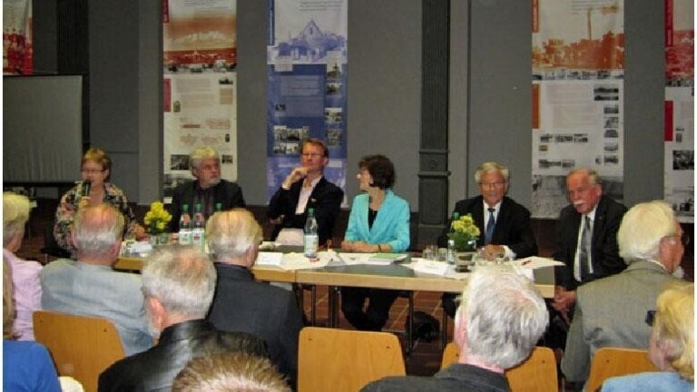 Teilnehmer des Podiumsgespr&auml;chs v. l.: Martina Krug, Leiterin des St&auml;dtischen Museums der Stadt Hann.-M&uuml;nden, Prof. Dr. Bernhard Parisius, Leiter des Staatsarchivs Aurich, Universit&auml;t Oldenburg, Dr. Andreas Kossert, Stiftung Flucht, Vertreibung, Vers&ouml;hnung, Berlin, PD Dr. Ute Schmidt, Freie Universit&auml;t Berlin, Gespr&auml;chsleitung, Ernst Kampermann, Vizepr&auml;sident i.R. des Landeskirchenamtes der ev.-luth. Landeskirche Hannover, Helge Klassohn, Kirchenpr&auml;sident i.R., Beauftragter des Rates der EKD f&uuml;r die Sp&auml;taussiedler und die Heimatvertriebenen.