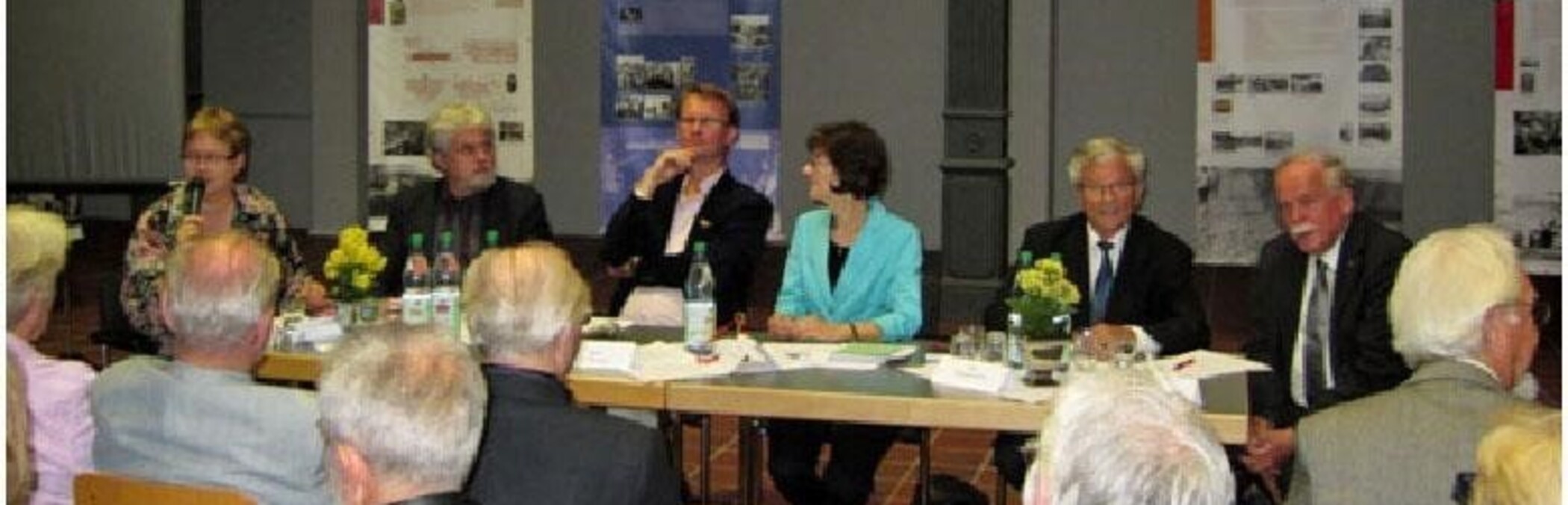 Teilnehmer des Podiumsgespr&auml;chs v. l.: Martina Krug, Leiterin des St&auml;dtischen Museums der Stadt Hann.-M&uuml;nden, Prof. Dr. Bernhard Parisius, Leiter des Staatsarchivs Aurich, Universit&auml;t Oldenburg, Dr. Andreas Kossert, Stiftung Flucht, Vertreibung, Vers&ouml;hnung, Berlin, PD Dr. Ute Schmidt, Freie Universit&auml;t Berlin, Gespr&auml;chsleitung, Ernst Kampermann, Vizepr&auml;sident i.R. des Landeskirchenamtes der ev.-luth. Landeskirche Hannover, Helge Klassohn, Kirchenpr&auml;sident i.R., Beauftragter des Rates der EKD f&uuml;r die Sp&auml;taussiedler und die Heimatvertriebenen.
