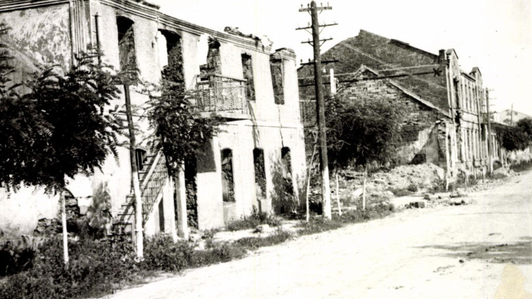 Tarutino 1943, Marktstra&szlig;e - Geb&auml;ude Hirschkorn mit Galanteriewarengesch&auml;ft von Elzufin; anschlie&szlig;end Ruinen der Gesch&auml;fte Katz, Schejmann