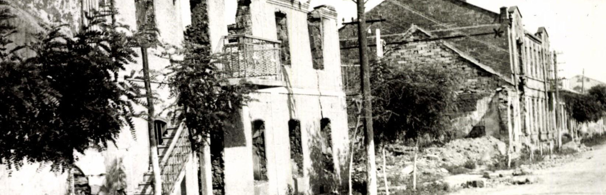 Tarutino 1943, Marktstra&szlig;e - Geb&auml;ude Hirschkorn mit Galanteriewarengesch&auml;ft von Elzufin; anschlie&szlig;end Ruinen der Gesch&auml;fte Katz, Schejmann