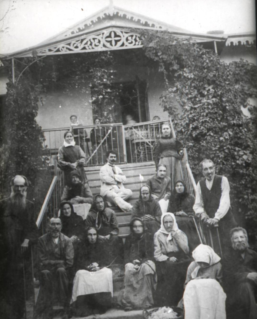 Pfleglinge und Pflegepersonal des Alexander-Asyls in Sarata, um 1910