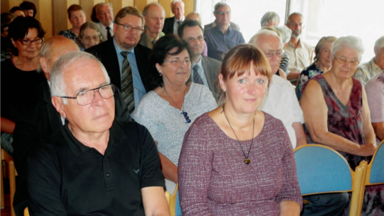 Einweihung der Gedenkst&auml;tte der Verschwundenen Umsiedler am 17.07.2016. Vorne: Heinz Fie&szlig; und Susanne Schlechter.