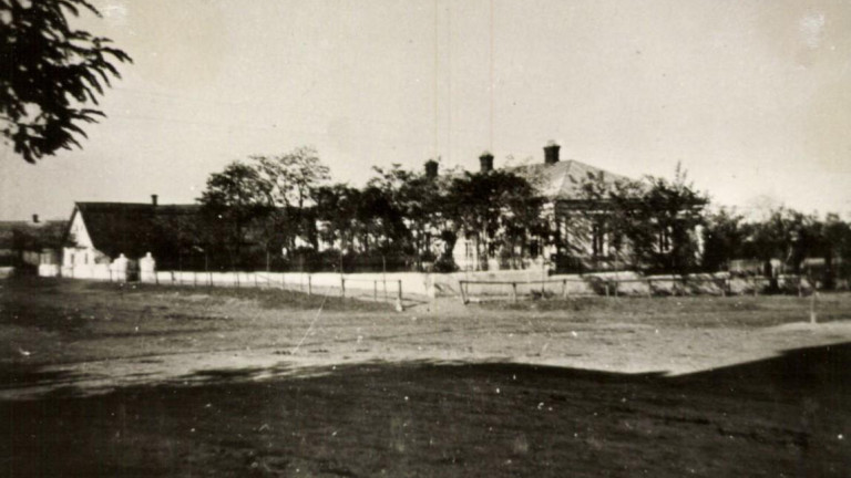 Das Pastorat in Kl&ouml;stitz, links im Bild der Hof der Familie Mammel
