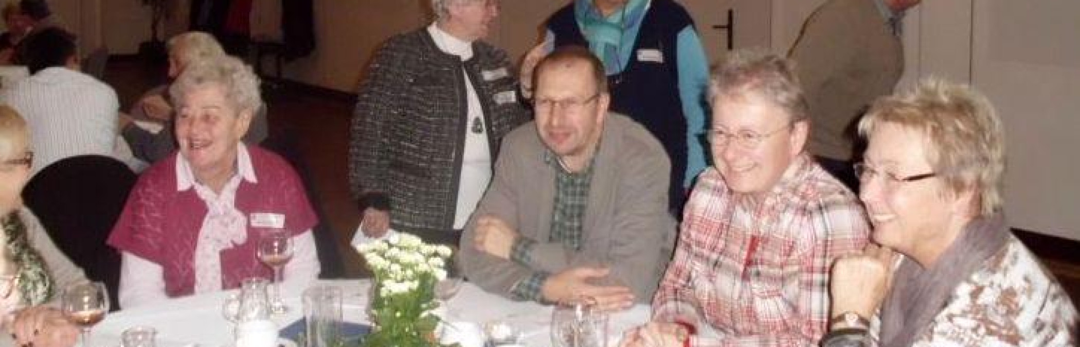 In fr&ouml;hlicher Runde bei der Kaffeetafel