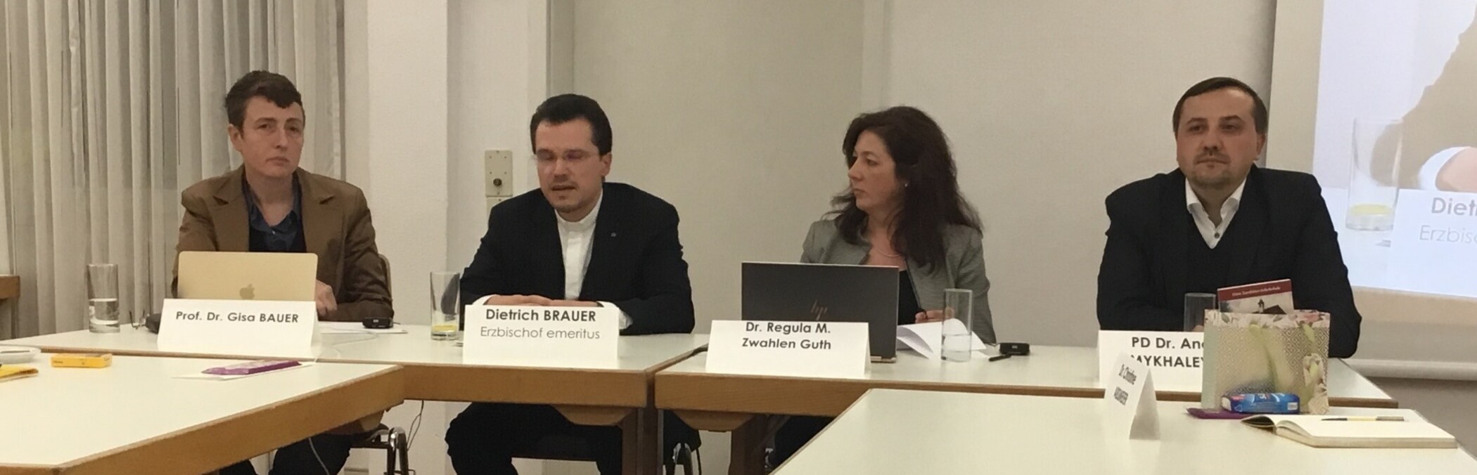 Gisela Bauer, Dietrich Brauer, Dr. Regula M. Zwahlen Guth und Andriy Mykhaleyko (v.l.) bei der Podiumsdiskussion