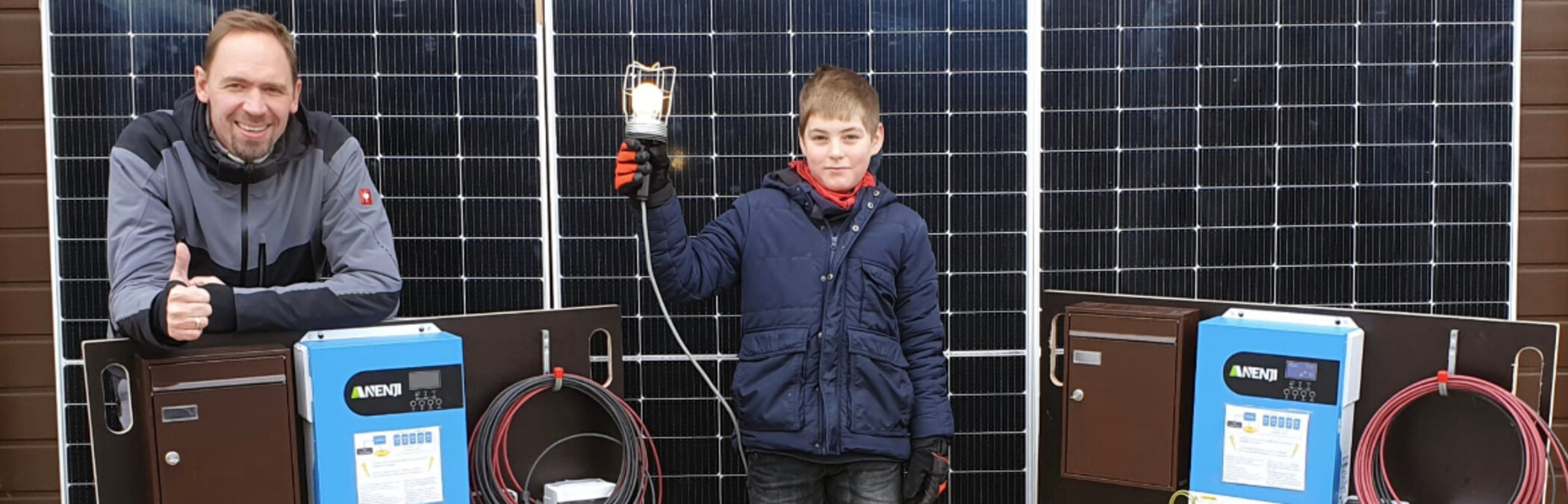 Jochen Hantschel aus Dettingen, mit seinem Sohn, hat für Ermstal-Hilft die Solaranlage gebaut