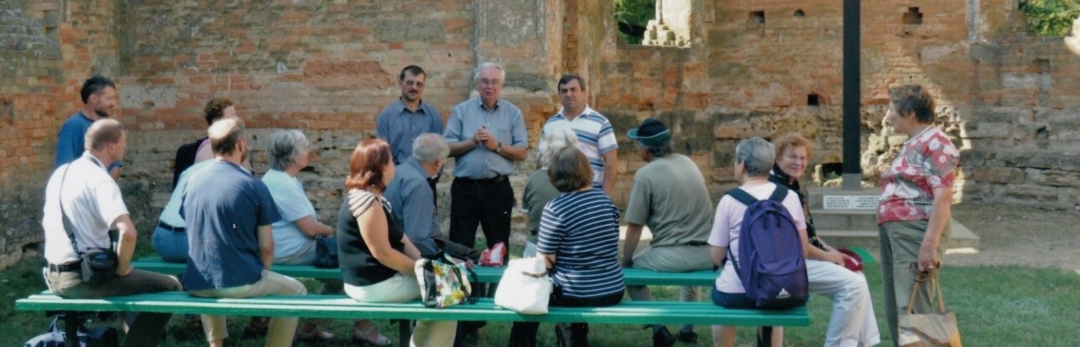 Reisegruppe in der Kirchenruine von Lichtental