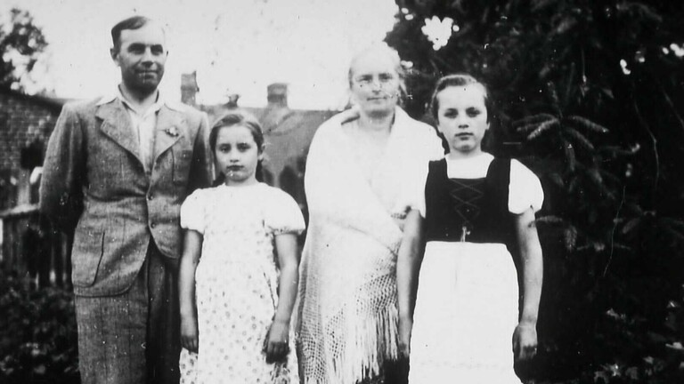 Elfriede Schlauch mit ihrem Mann Eduard (1905–1944)  und ihren beiden Töchtern Dagmar (Jg. 1931) und  Hedwig (Jg. 1930), um 1940