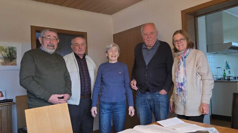 Gertrud Lehrbach (r.) mit Gerhard Treichel, Viktor Fritz und dem Ehepaar Ruth und Horst Bulmer