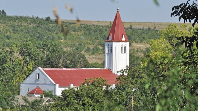 Die Kirche in Albota aus einer ungewöhnlichen Perspektive