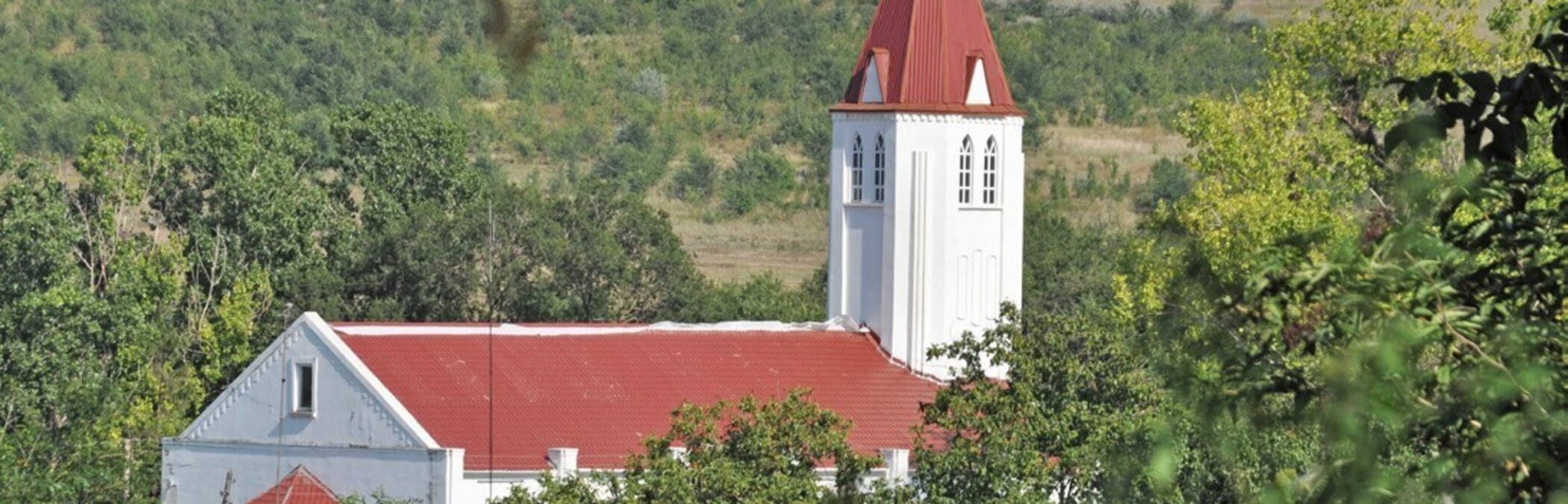 Die Kirche in Albota aus einer ungewöhnlichen Perspektive