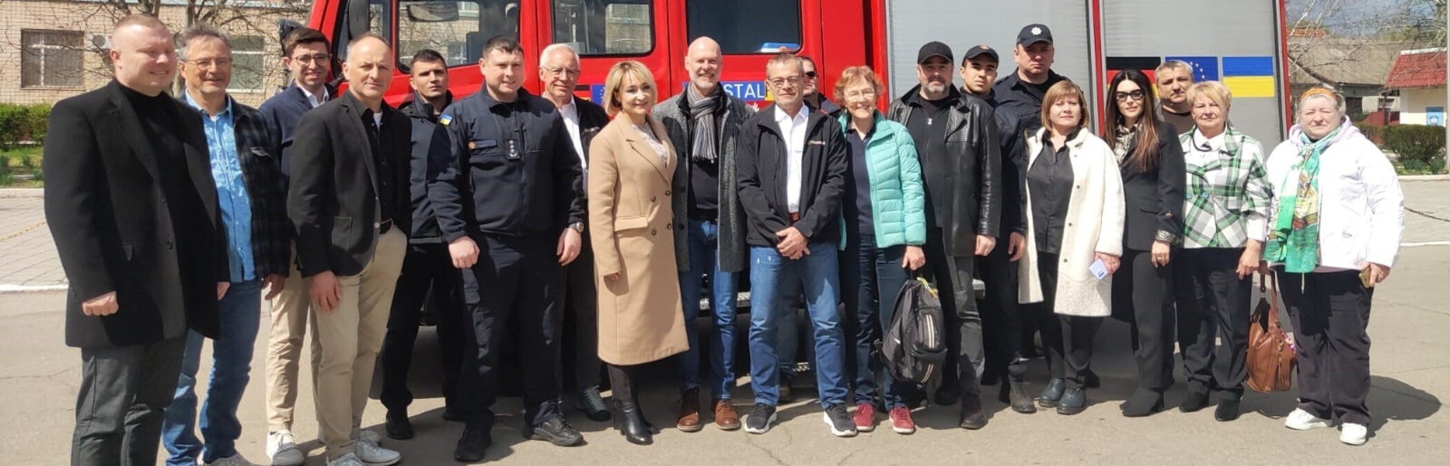 Die Kirchheimer Delegation zusammen mit Vertretern der Gemeinde Sarata vor dem gespendeten Feuerwehrauto