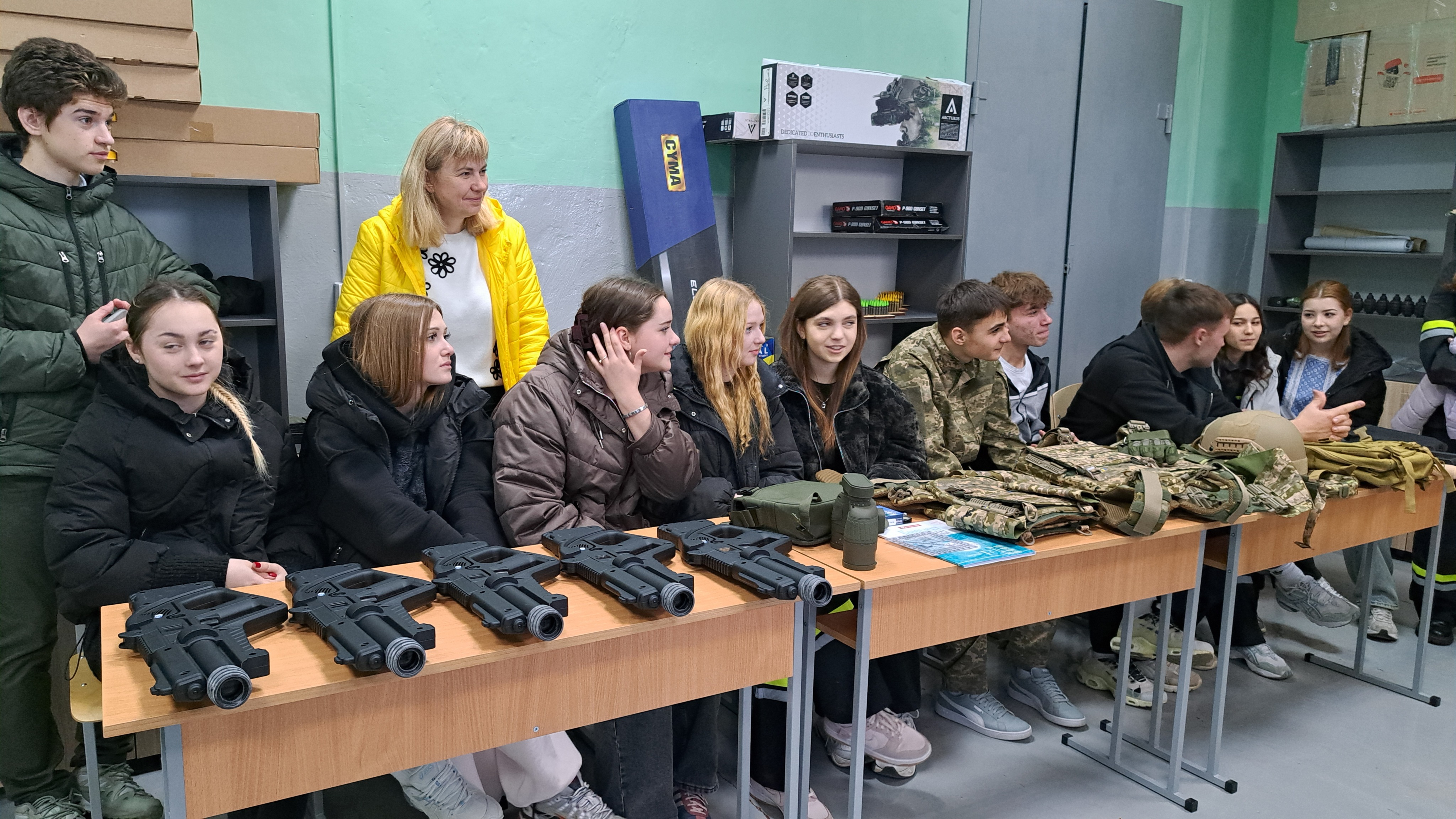 Schüler und Schülerinnen des Lyzeums beim Unterricht im Umgang mit Waffen etc.