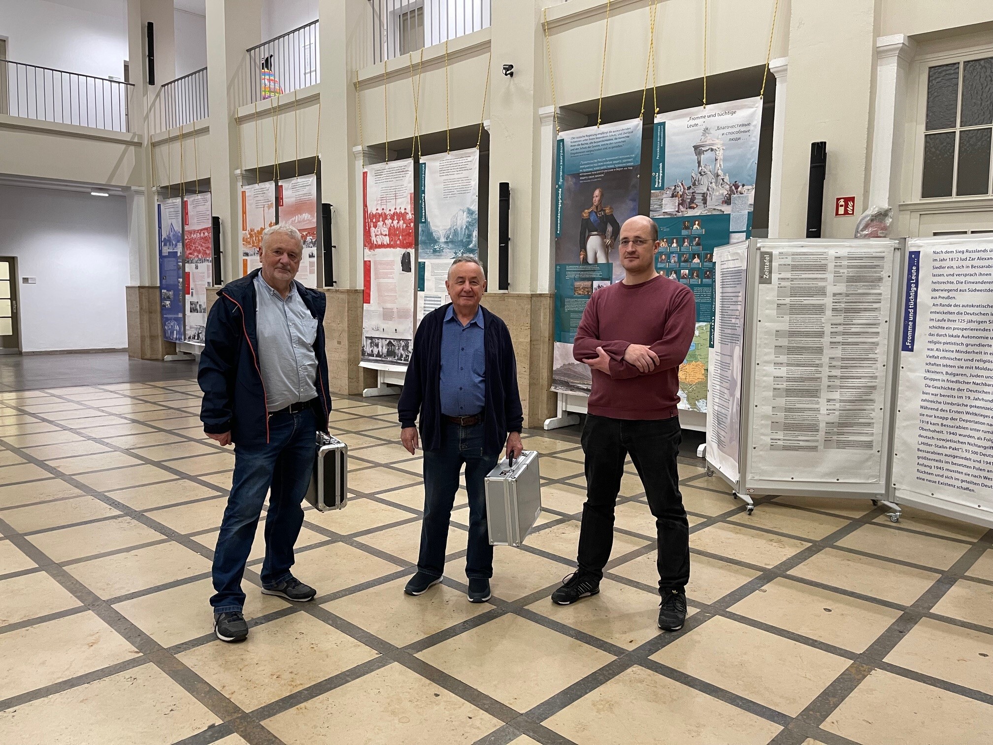 Die fleißigen Handwerker nach gelungenem Aufbau: Michael Hornung, Viktor Fritz und Philipp Thaben