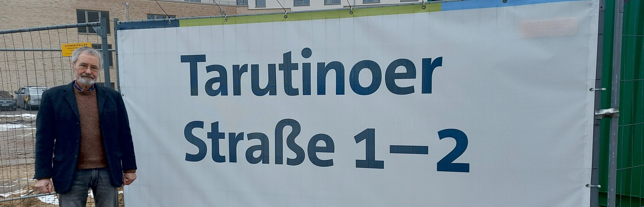 Armin Hinz am Plakat &bdquo;Tarutinoer Stra&szlig;e 1 - 2" an der Ecke Wulmstorfer Stra&szlig;e/ Tarutinoer Stra&szlig;e