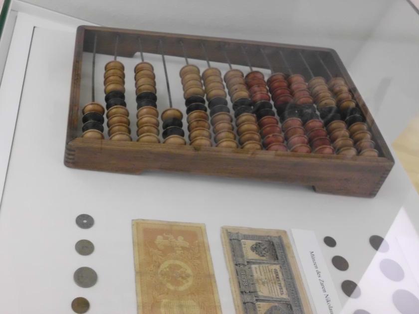 Bei den Münzen findet sich auch der Abakus