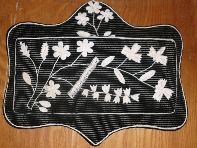 Zum Sofakissen gehörige Kammtasche