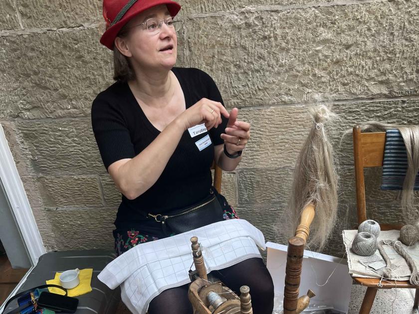 Spinnrad Vorführung beim Bundestreffen 2024