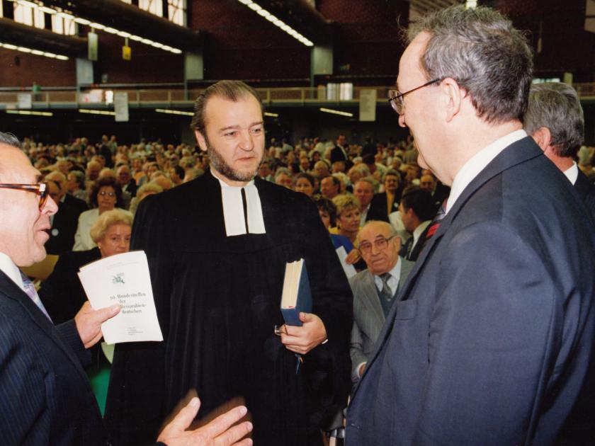 Ein junger Arnulf Baumann in seinem Talar